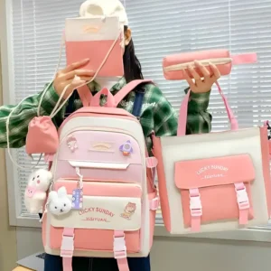 Imagen de una señorita sosteniendo una mochila kawaii 5 en 1