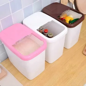 imagen de un contenedor de almacenamiento multifuncional con arroz, condimentos y vegetales dentro.
