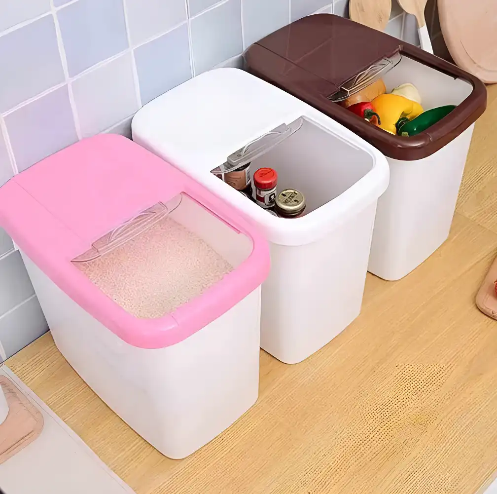 imagen de un contenedor de almacenamiento multifuncional con arroz, condimentos y vegetales dentro.