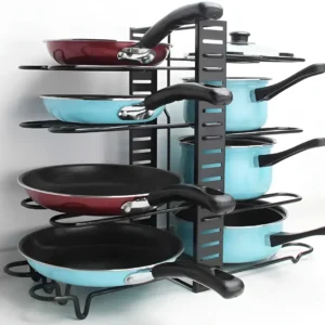 Imagen de un organizador de metal con cuatro sartenes, tres ollas y una tapa